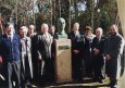 Jose Antonio Arana Martija en el parque Europa, Inaugurando el busto de G. Bähr. Los de la dirección y Peter Bähr, su mujer, Josu Bergara, el escultor